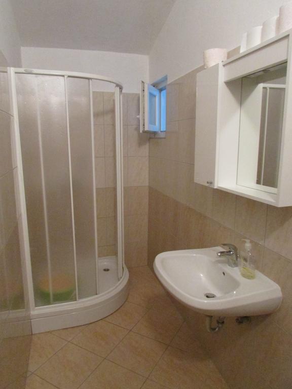 Apartmani I Sobe Grga Starigrad Paklenica Phòng bức ảnh
